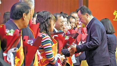     開展“退休不褪色薪火永相傳”干部榮譽(yù)退休儀式。