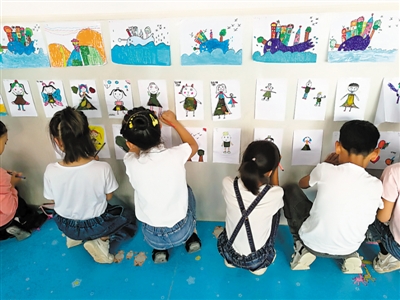 <p>　　移民村孩子拿起畫筆描繪美好生活。　　	　　　　　?。▓D片由受訪者提供）</p>