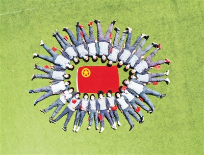 <p>　　吳忠高級中學(xué)舉辦“我和團(tuán)旗合個影”活動。</p>